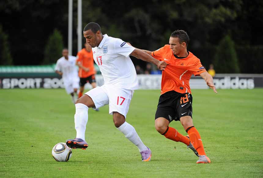 Matt Phillips holds off the challenge of Rodney Sneijder.